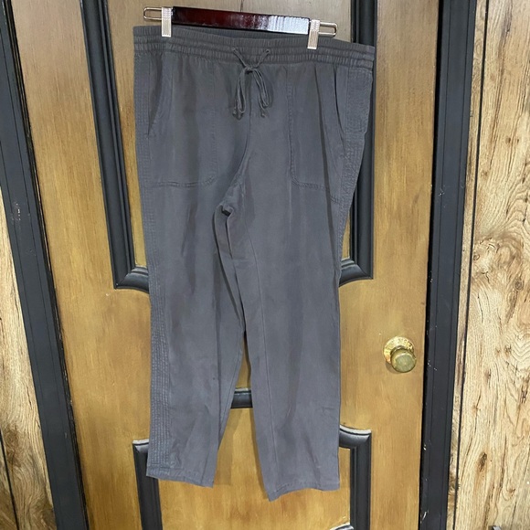 Banana Republic gray cropped pants. Size medium. - Picture 1 of 4